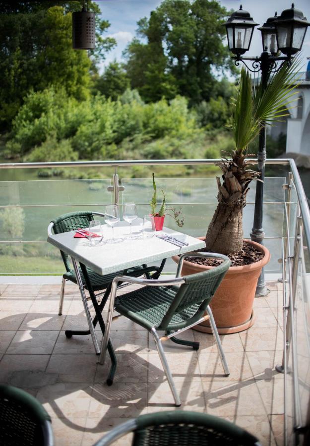 Hôtel restaurant Mon Auberge Lunel  Extérieur photo